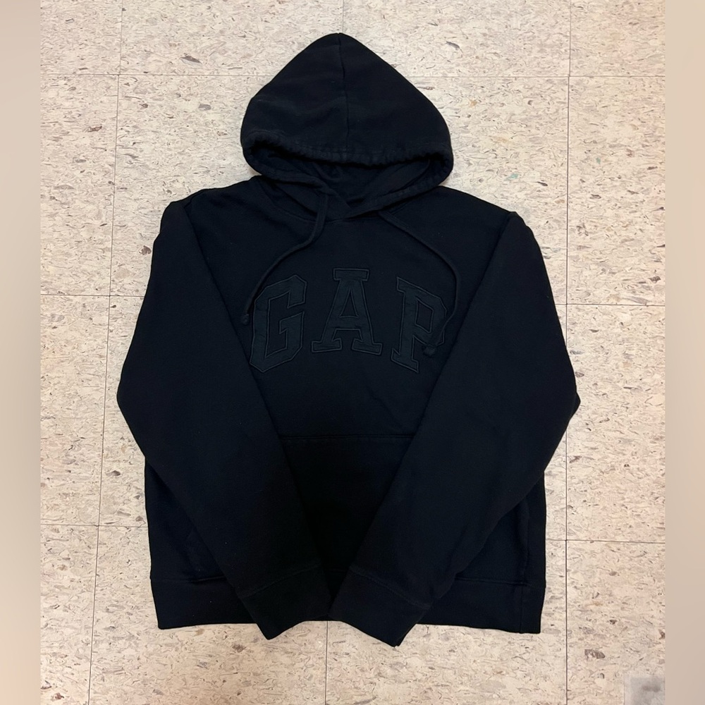 GAP Hoodie Mens Medium Black Pullover Sweatshirt Spell Out Logo Kangaroo Pocket